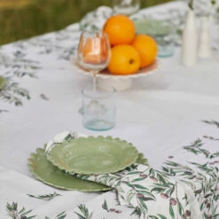 Daisy Dinner Plate - Sage Green -Penguin Random House Sales Store Bertioli 0275 low 1
